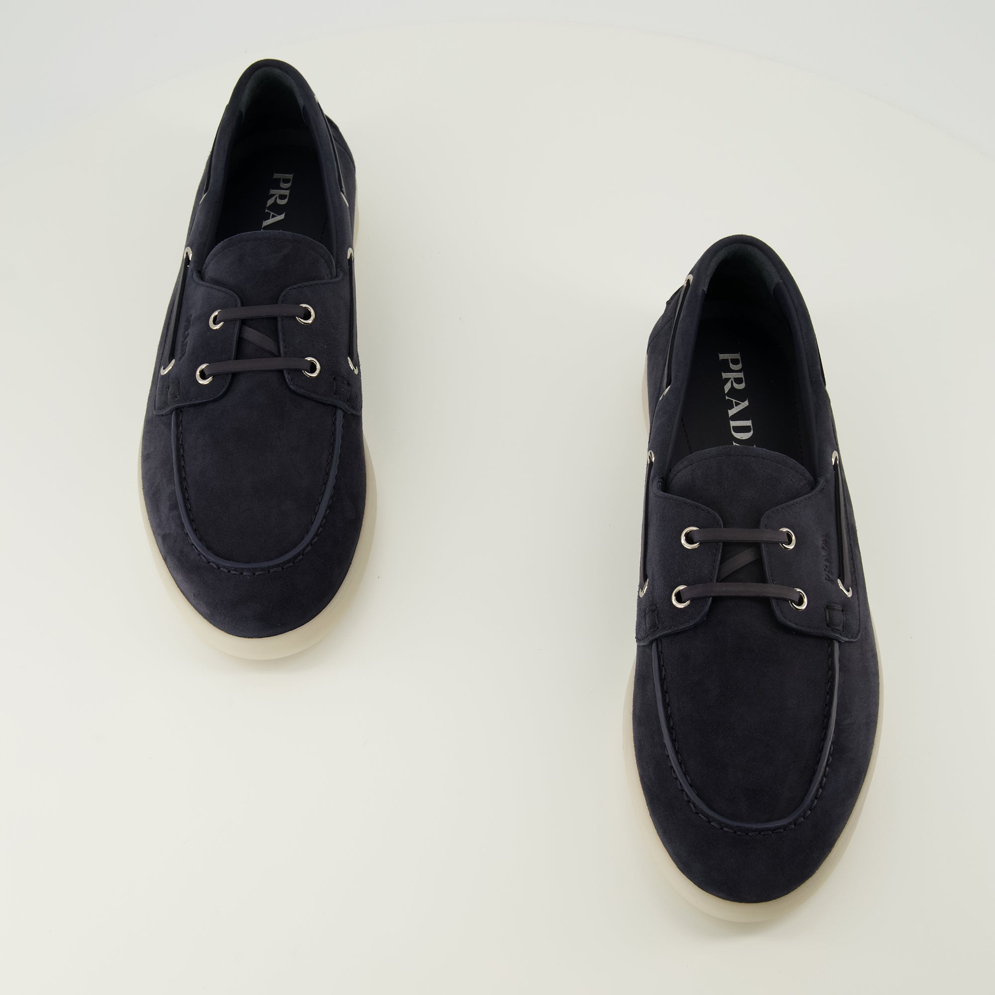 Image de l'article Mocassins en suède blau marine de la marque Prada pour Homme - Saison Printemps-Été 2026 - Vue de dessus paire de chaussure