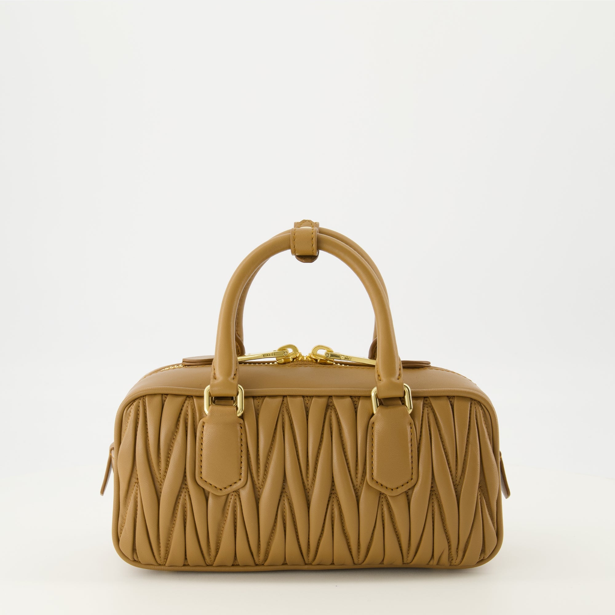 Image de l'article Sac Acardie matelassé marron de la marque Miu Miu pour Femme - Saison Printemps-Été 2026 - Vue de Dos