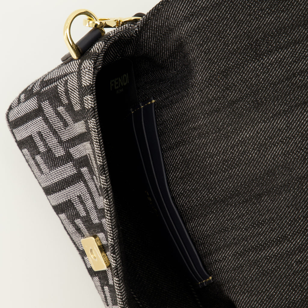 Image de l'article Sac Baguette mini en denim FF de la marque Fendi pour Femme - Saison Automne-Hiver 2025 - Vue détaillée_3