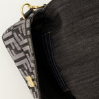 Imagen del bolso mini Baguette en denim FF de la marca Fendi para Mujer - Temporada Otoño-Invierno 2025 - Vista Detallada_3
