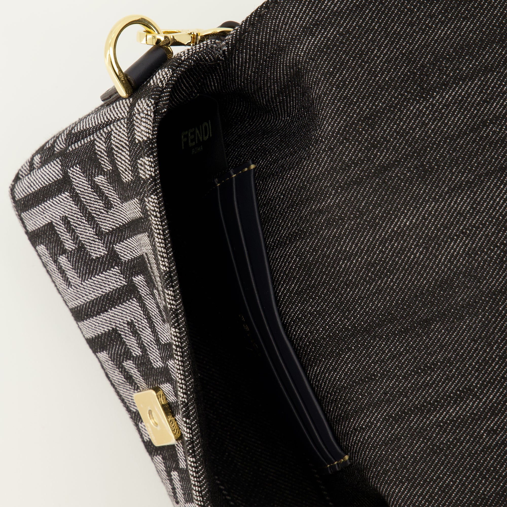 Image de l'article Sac Baguette mini en denim FF de la marque Fendi pour Femme - Saison Automne-Hiver 2025 - Vue détaillée_3