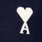 Imagen del suéter sin mangas AMI con corazón azul marino de la marca Ami PARIS para Unisex - Temporada Primavera-Verano 2026 - Vista Detallada_2