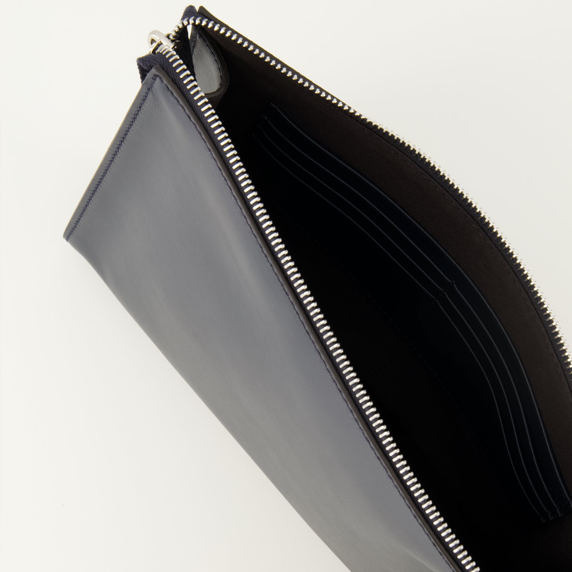 Image de l'article Pochette Squared FF bleu marine de la marque Fendi pour Homme - Saison Printemps-Été 2026 - Vue détaillée_3