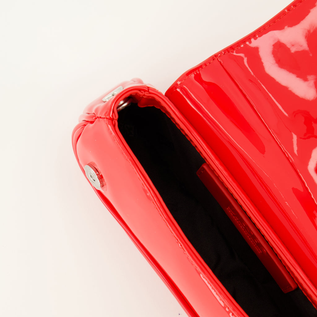 デニムブランドDieselの女性用Play小型赤バッグの画像 - 2026年春夏 - 詳細ビュー_3