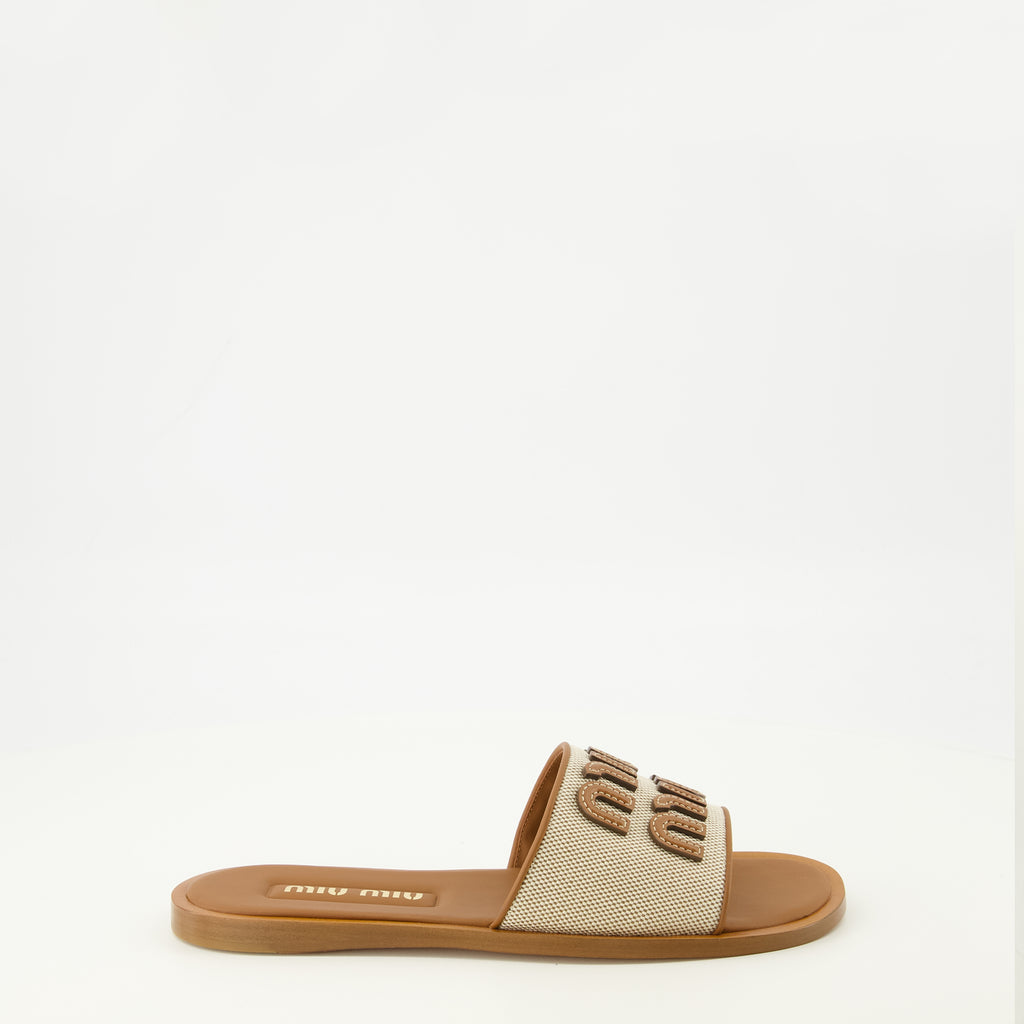 Imagen de las Mules de lona y cuero marrón de la marca Miu Miu para mujer - Temporada Primavera-Verano 2026 - Vista lateral derecha