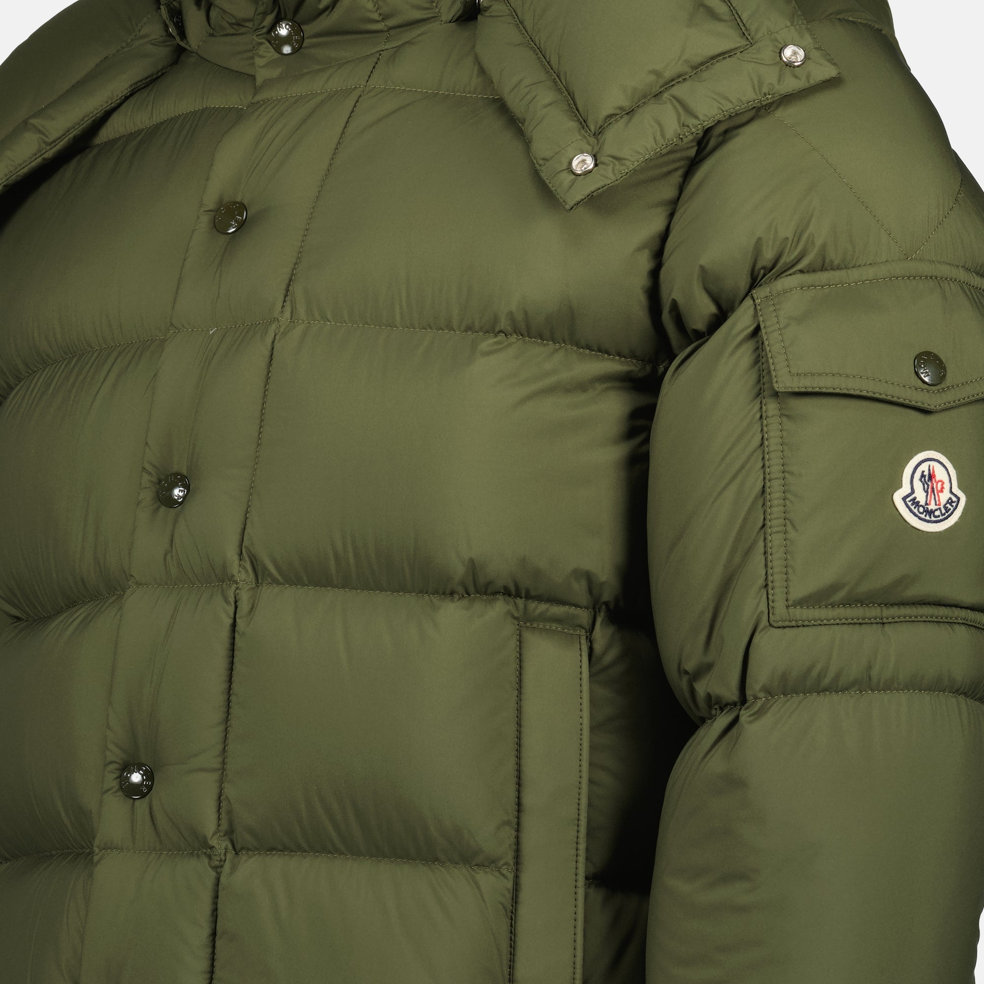 Image of the Maya 70 khaki down jacket from the brand Moncler for Men - Autumn-Winter 2025 - Detailed View_2