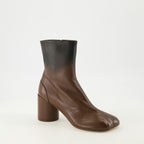Imagem das Botas Anatomic Ankle castanhas da marca Mm6 para Mulheres - Temporada Outono-Inverno 2025 - Vista três quartos frontal direita