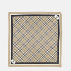 Imagen del pañuelo de seda a cuadros de Burberry para Unisex - Otoño-Invierno 2025 - Vista Frontal
