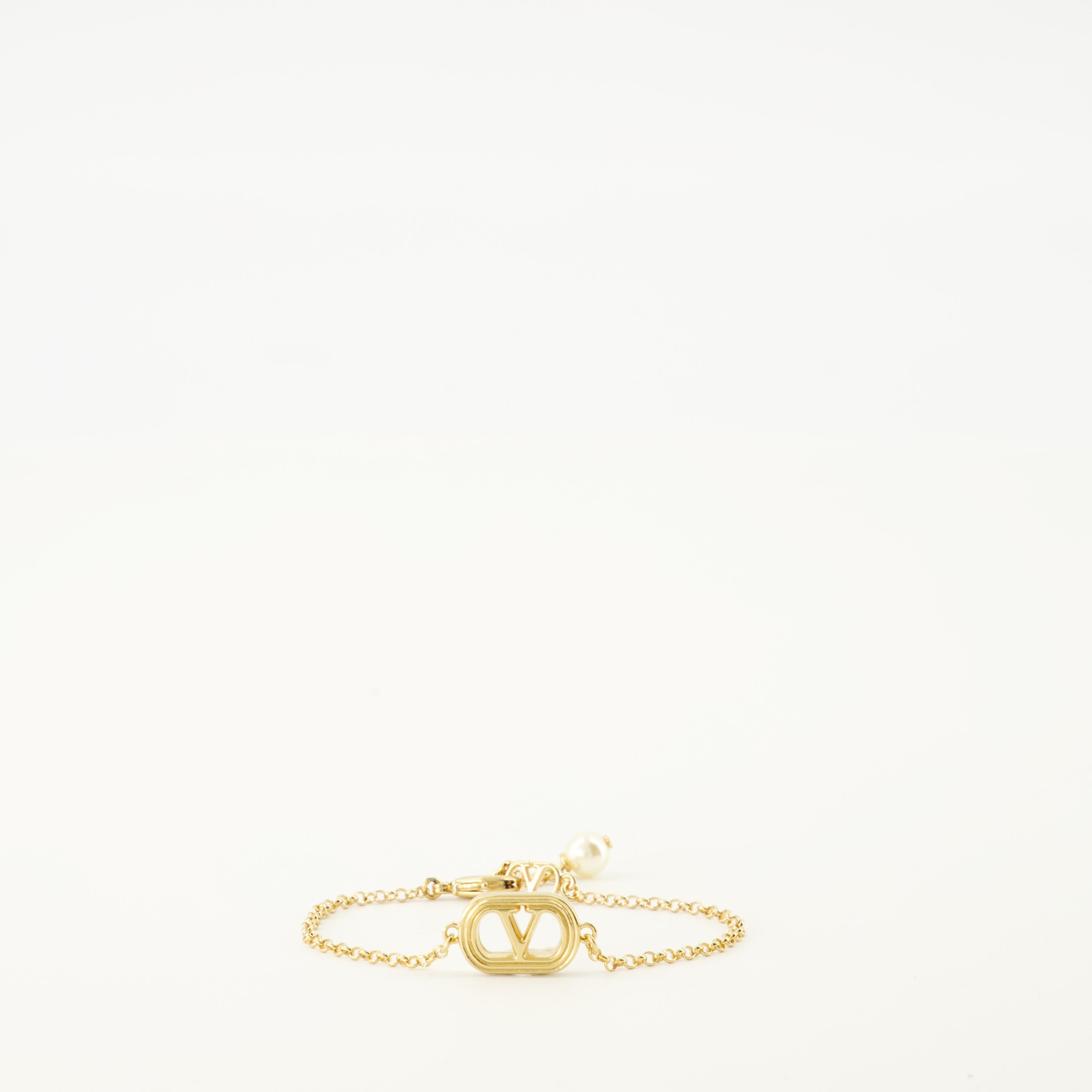 Image of the Vlogo bracelet and pearl from the Valentino Garavani brand for Women - Autumn-Winter 2025 - Front View