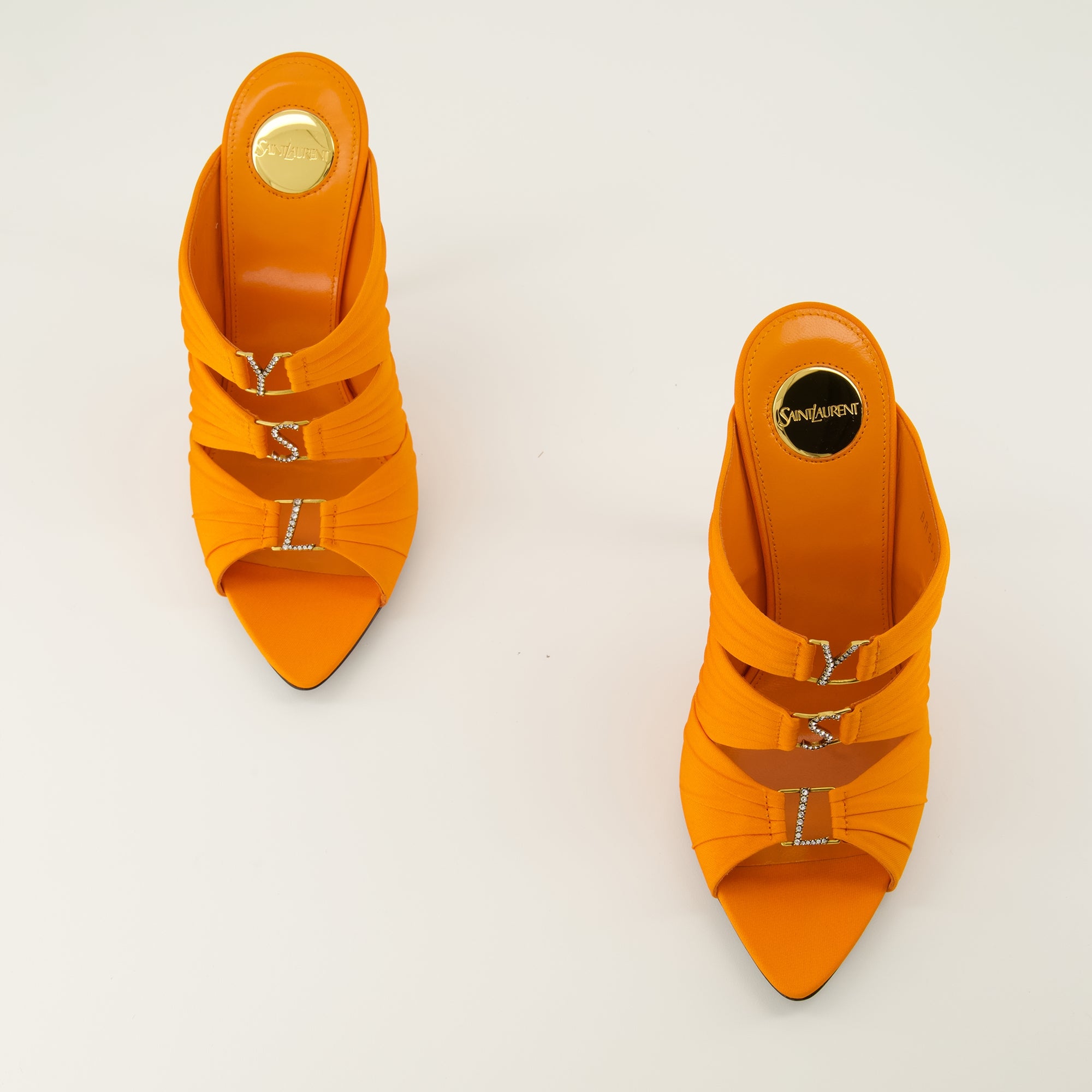 Imagen de las mules de tacón Emilie en naranja de la marca Saint Laurent para Mujer - Temporada Primavera-Verano 2026 - Vista superior del par de zapatos