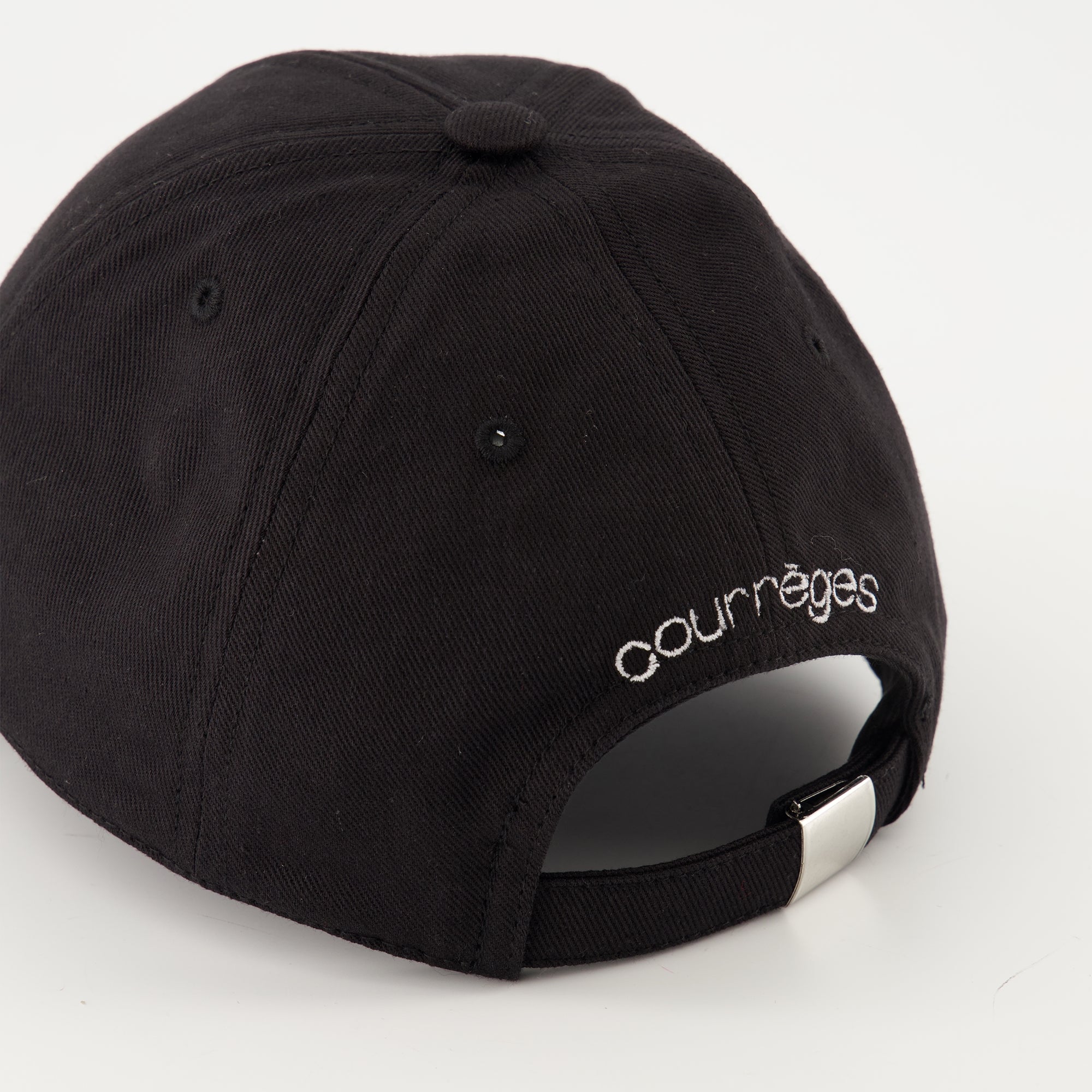 Image of the embroidered cap by Courrèges for Unisex - Autumn-Winter Season 2025 - Detailed View_3