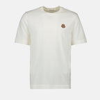 Bild des Herren T-Shirts mit Lederlogo der Marke Moncler - Herbst-Winter 2025 Saison - Vorderansicht