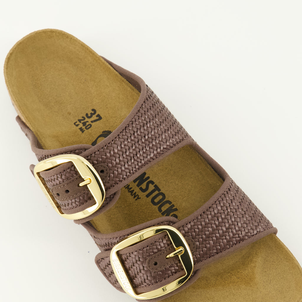 Imagen de las sandalias Birkenstock Arizona Big Buckle de rafia marrón para mujer - Temporada Primavera-Verano 2026 - Vista detallada desde arriba
