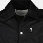 Imagen de la chaqueta de nylon negra de la marca Ami PARIS para Unisex - Temporada Primavera-Verano 2026 - Vista Detallada_1