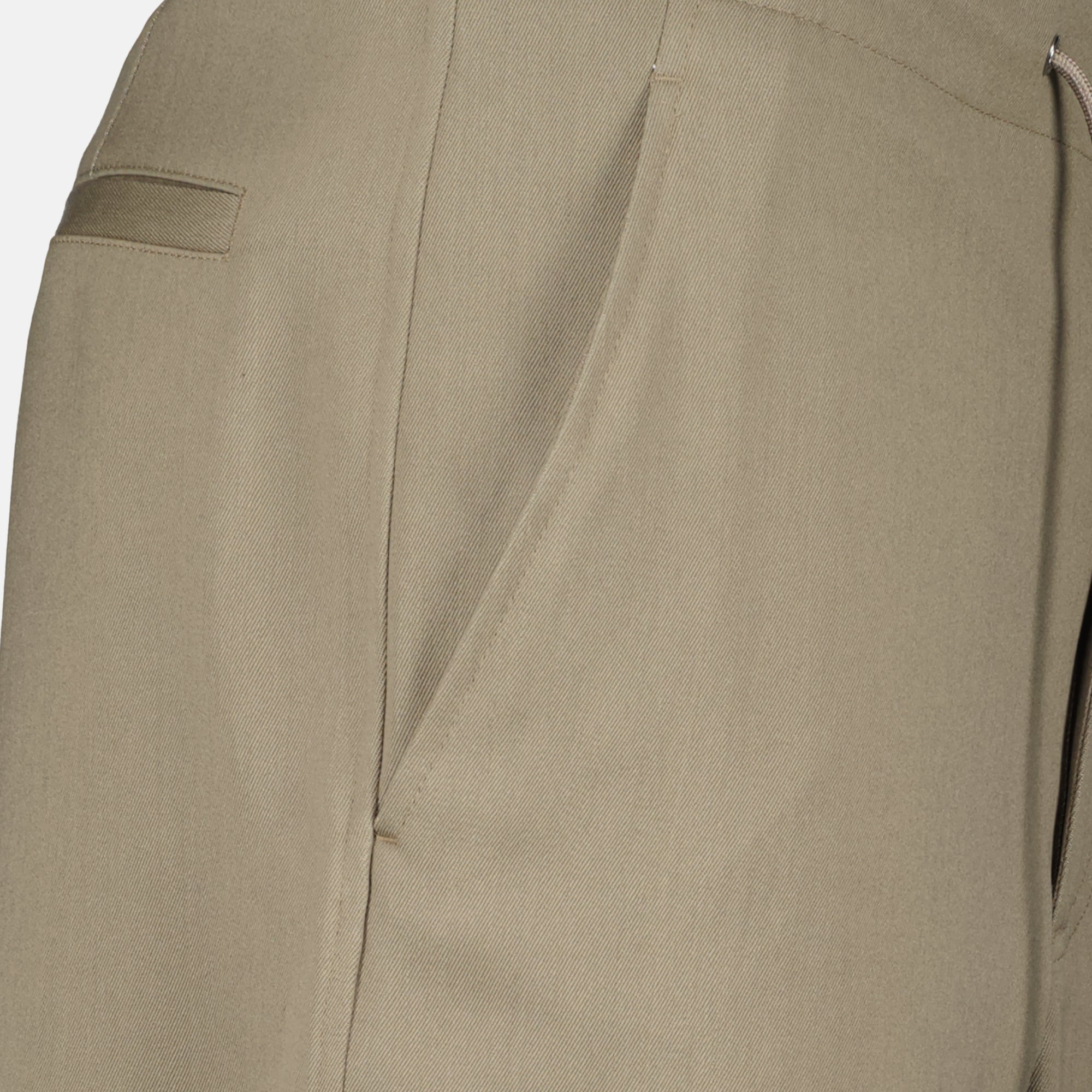 Imagen del pantalón cargo beige de la marca Dior para Hombre - Temporada Primavera-Verano 2026 - Vista Detallada_2