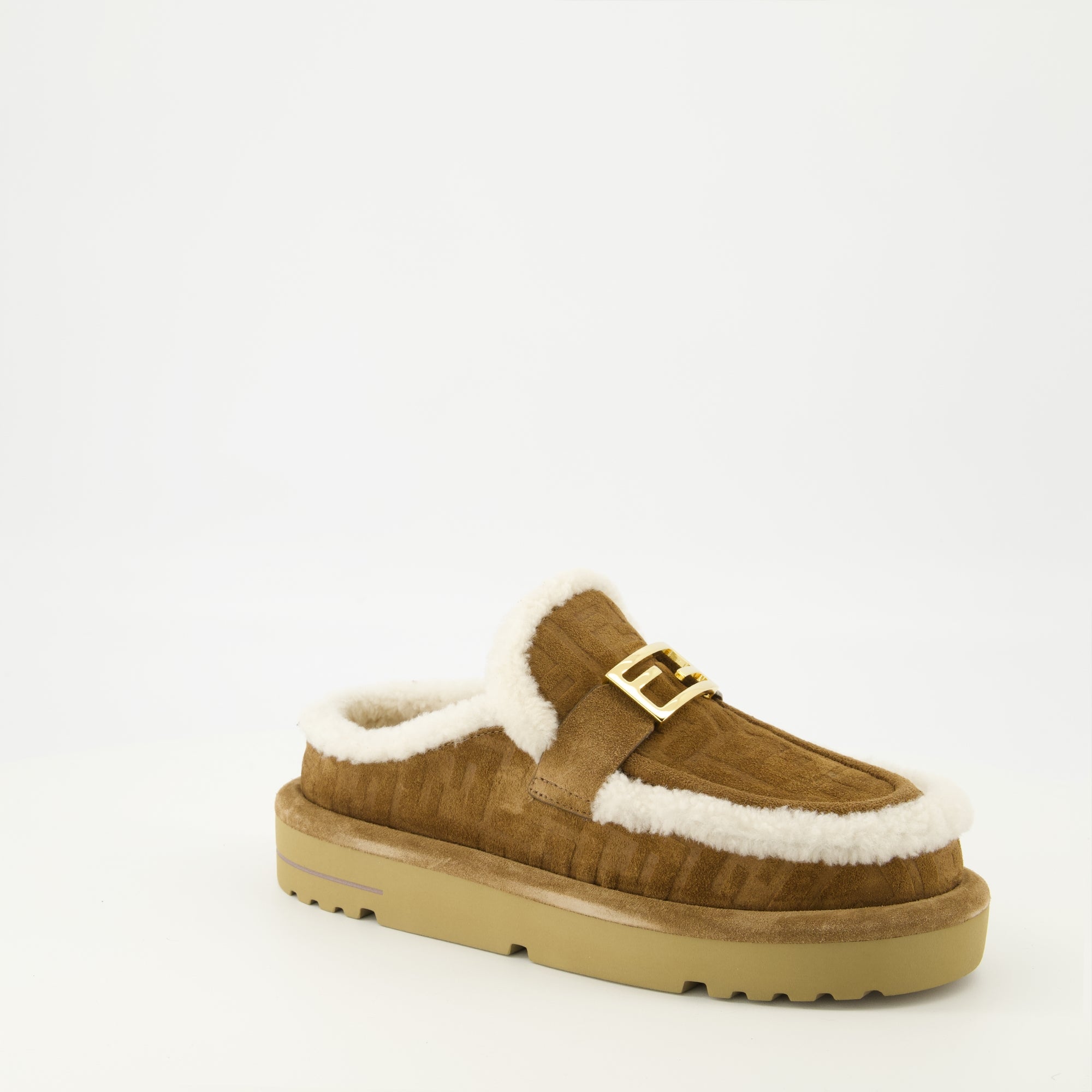 Image de l'article Sabots en daim FF marron de la marque Fendi pour Femme - Saison Automne-Hiver 2025 - Vue trois quarts avant droite