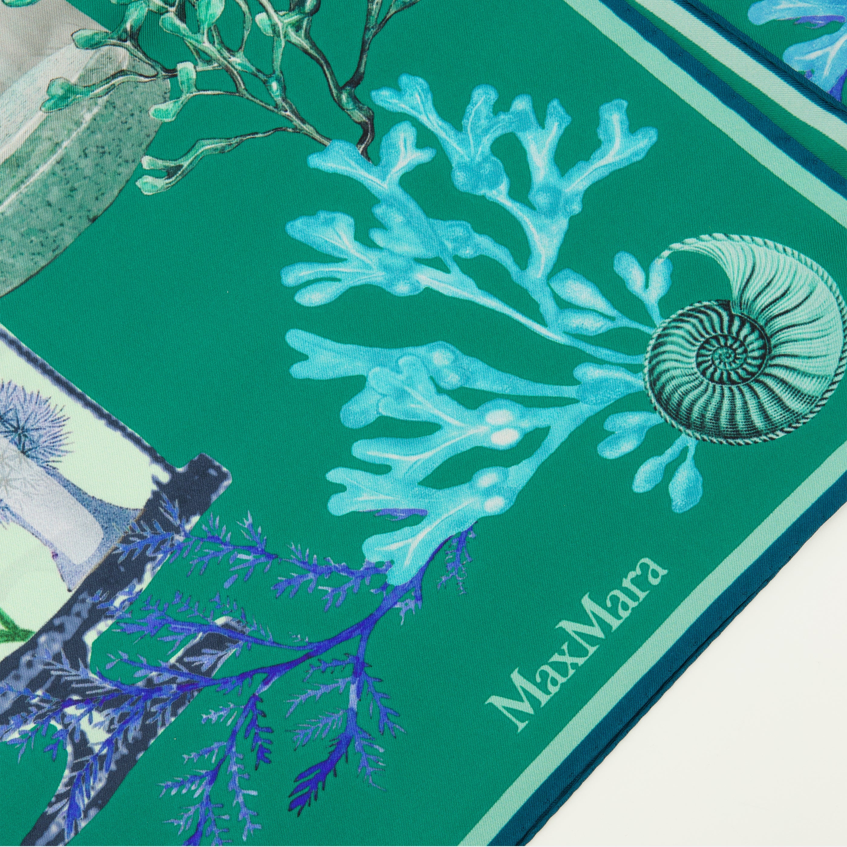 Image de l'article Foulard en sergé de soie imprimé beige de la marque Max Mara pour Femme - Saison Printemps-Été 2026 - Vue détaillée_3