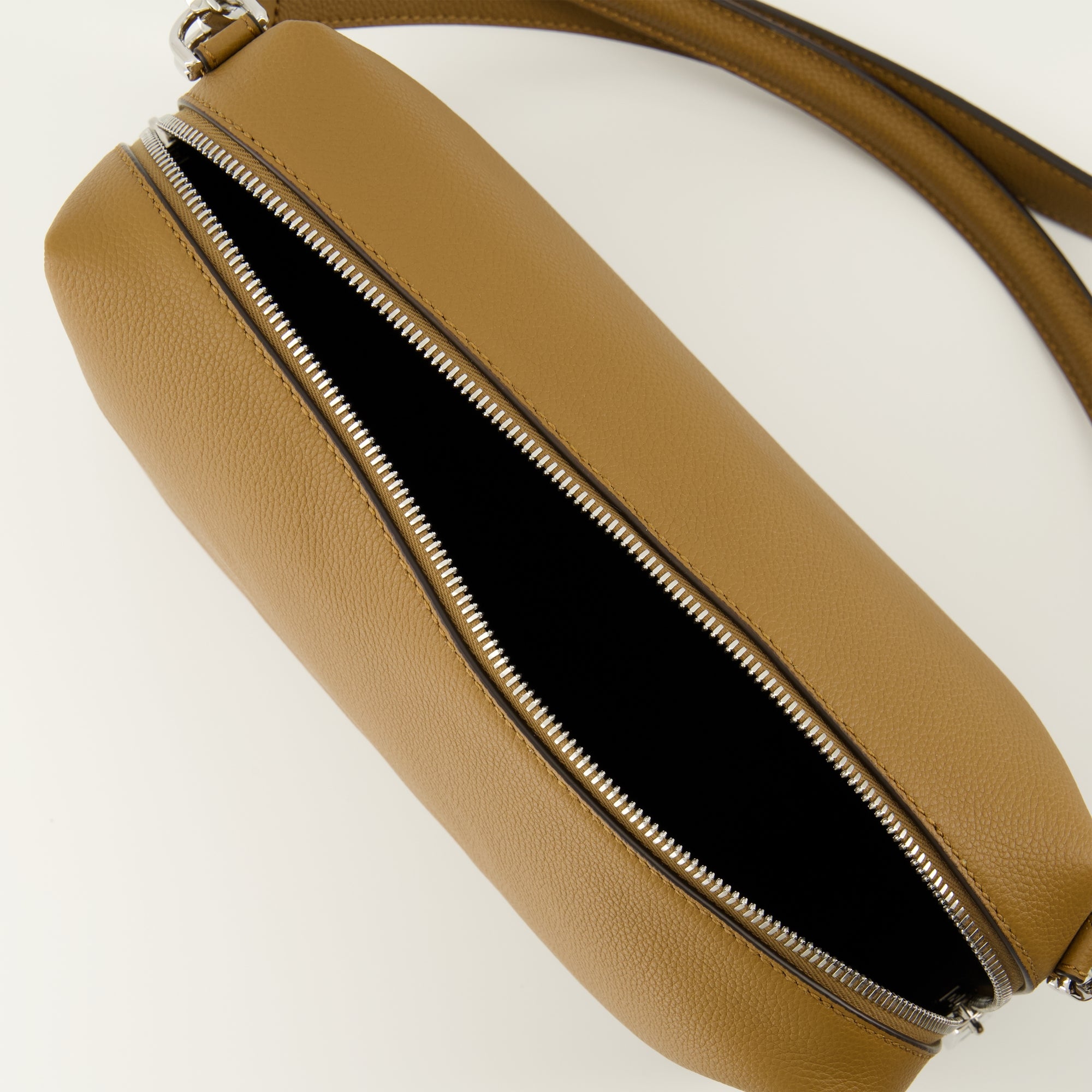 Image de l'article Sac Fendi Lui de la marque Fendi pour Homme - Saison Automne-Hiver 2025 - Vue détaillée_3