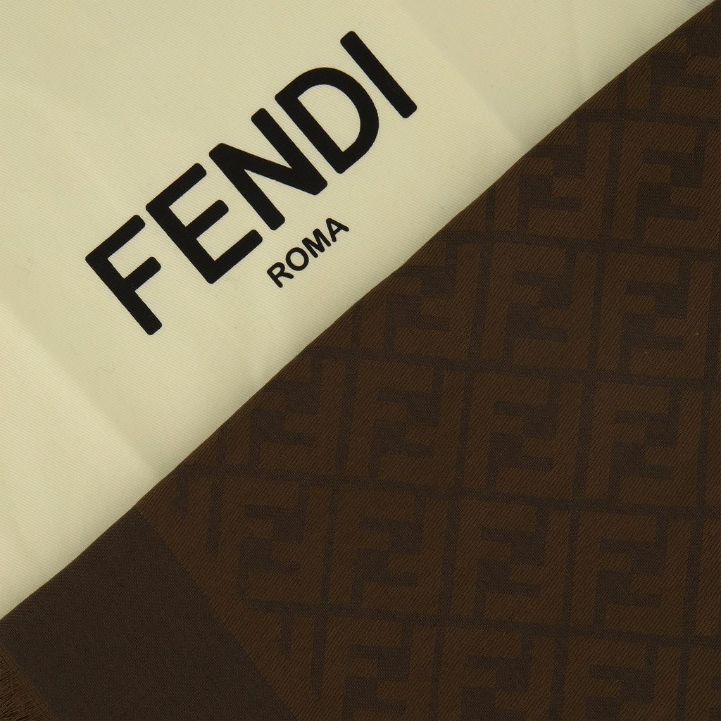 Imagen del chal FF marrón de la marca Fendi para mujer - Temporada Otoño-Invierno 2025 - Vista Detallada_2