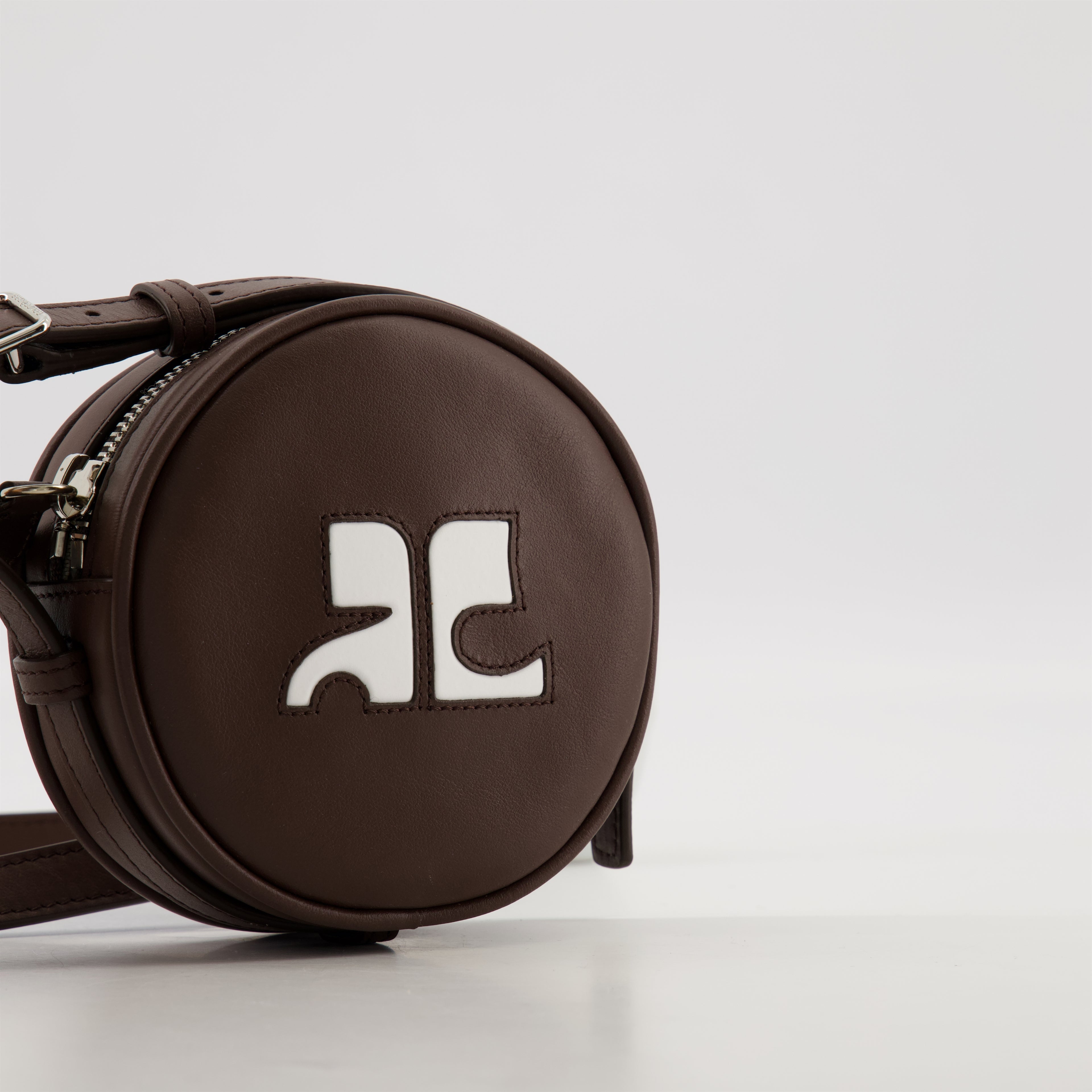 Sacs bandoulière Sac cercle Réédition Courrèges Marron Unisexe