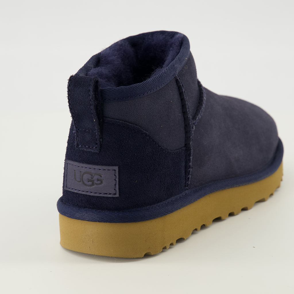 Imagem da Bota Classic Ultra Mini II azul-marinho da marca Ugg para Mulheres - Temporada Primavera-Verão 2026 - Vista traseira