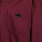 Imagem do artigo Casaco em gabardine bordô da marca Prada para Mulher - Temporada Primavera-Verão 2026 - Vista Detalhada_2