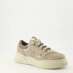 Imagen de las zapatillas Fendi Force grises de la marca Fendi para Hombre - Temporada Otoño-Invierno 2025 - Vista tres cuartos frontal derecha
