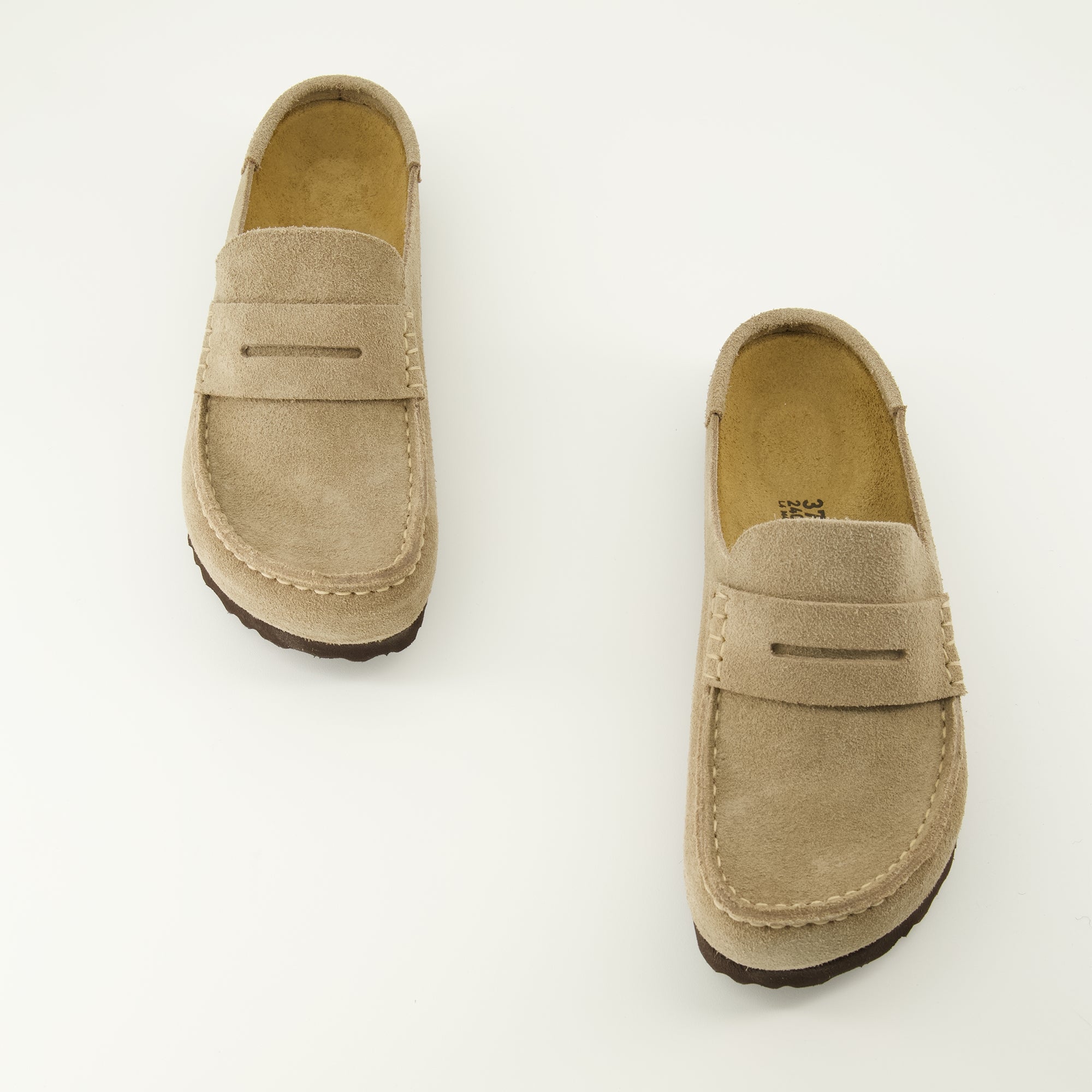 Imagen de las zuecos Naples beige de la marca Birkenstock para Unisex - Temporada Primavera-Verano 2026 - Vista de cima do par de zapatos