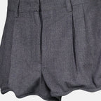 Imagem do short em satin cinza da marca Prada para Mulheres - Temporada Primavera-Verão 2026 - Vista Detalhada_1