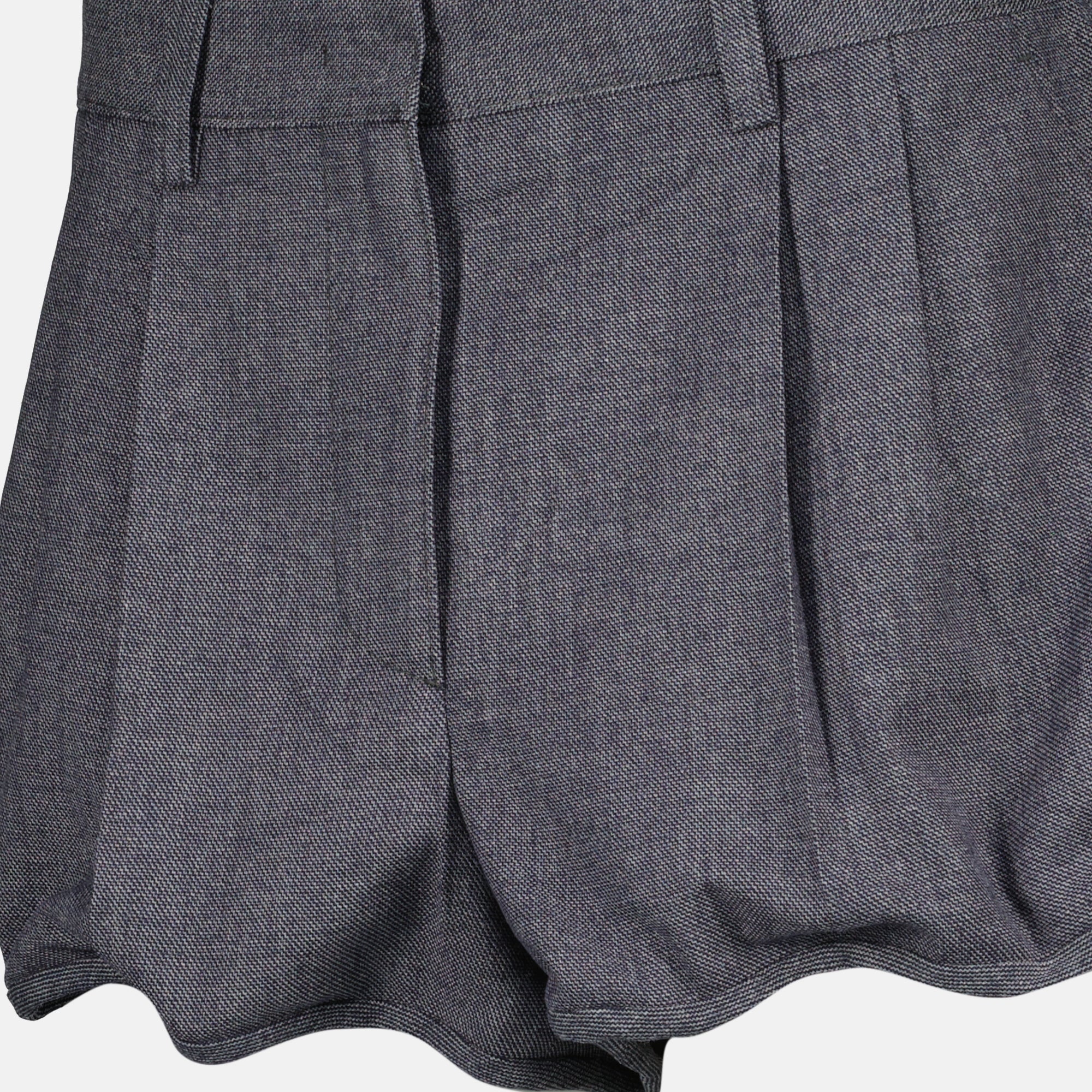 Image de l'article Short en satin gris de la marque Prada pour Femme - Saison Printemps-Été 2026 - Vue détaillée_1