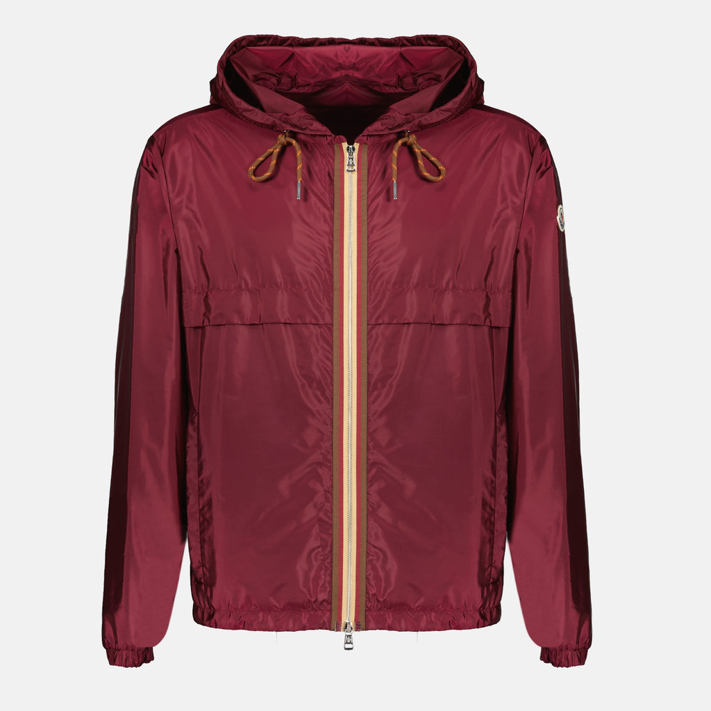 Bild des bordeauxfarbenen Nidge-Windbreakers der Marke Moncler für Herren - Frühjahr-Sommer 2026 - Vorderansicht