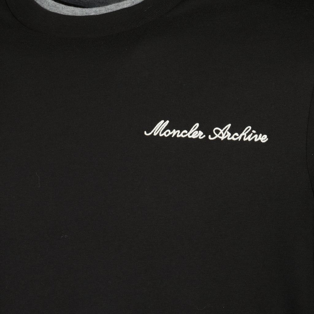Imagen de la camiseta negra con logo bordado de la marca Moncler para Hombre - Temporada Primavera-Verano 2026 - Vista Detallada_1