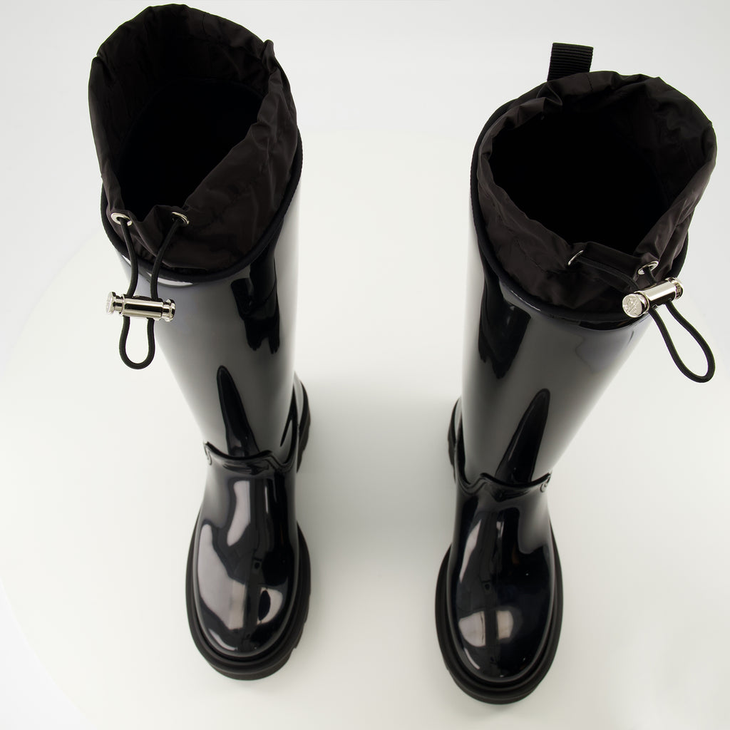 Imagen de las botas de lluvia Kickstream negras de la marca Moncler para mujeres - Temporada Primavera-Verano 2026 - Vista desde cima do par de zapatos