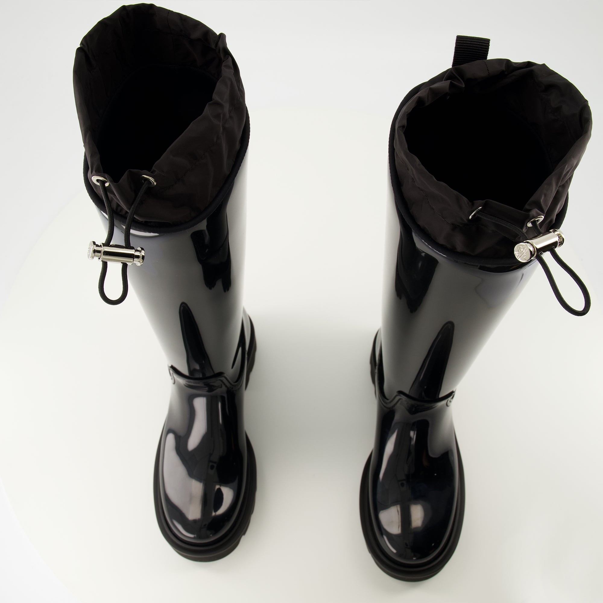Imagem das botas de chuva Kickstream pretas da marca Moncler para Mulheres - Temporada Primavera-Verão 2026 - Vista de cima do par de sapatos