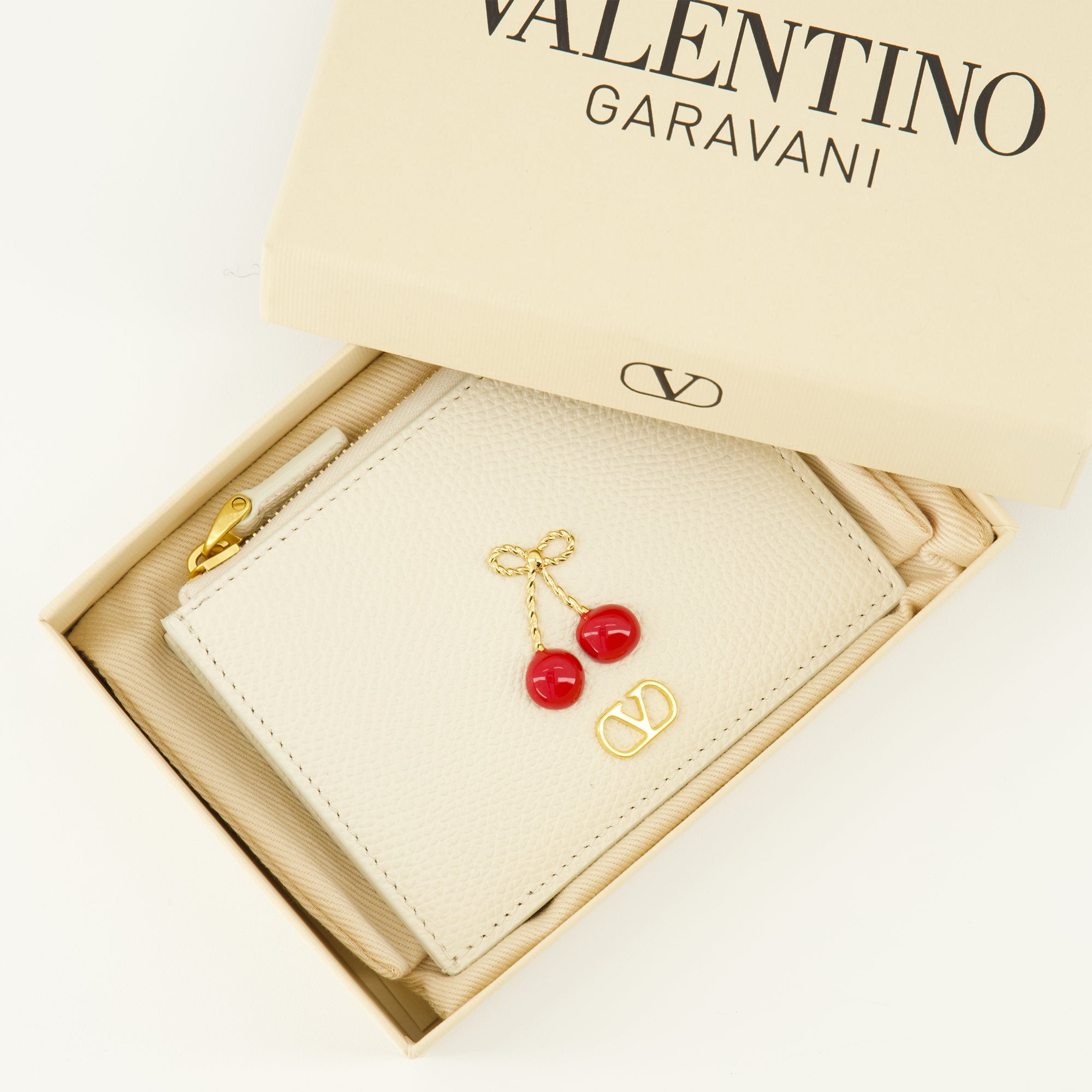 Image de l'article Porte-cartes Cherryfic beige de la marque Valentino Garavani pour Femme - Saison Printemps-Été 2026 - Vue détaillée_3