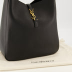 Imagem da bolsa Le 5 à 7 grande preta da marca Saint Laurent para Mulheres - Temporada Primavera-Verão 2026 - Vista Detalhada_2