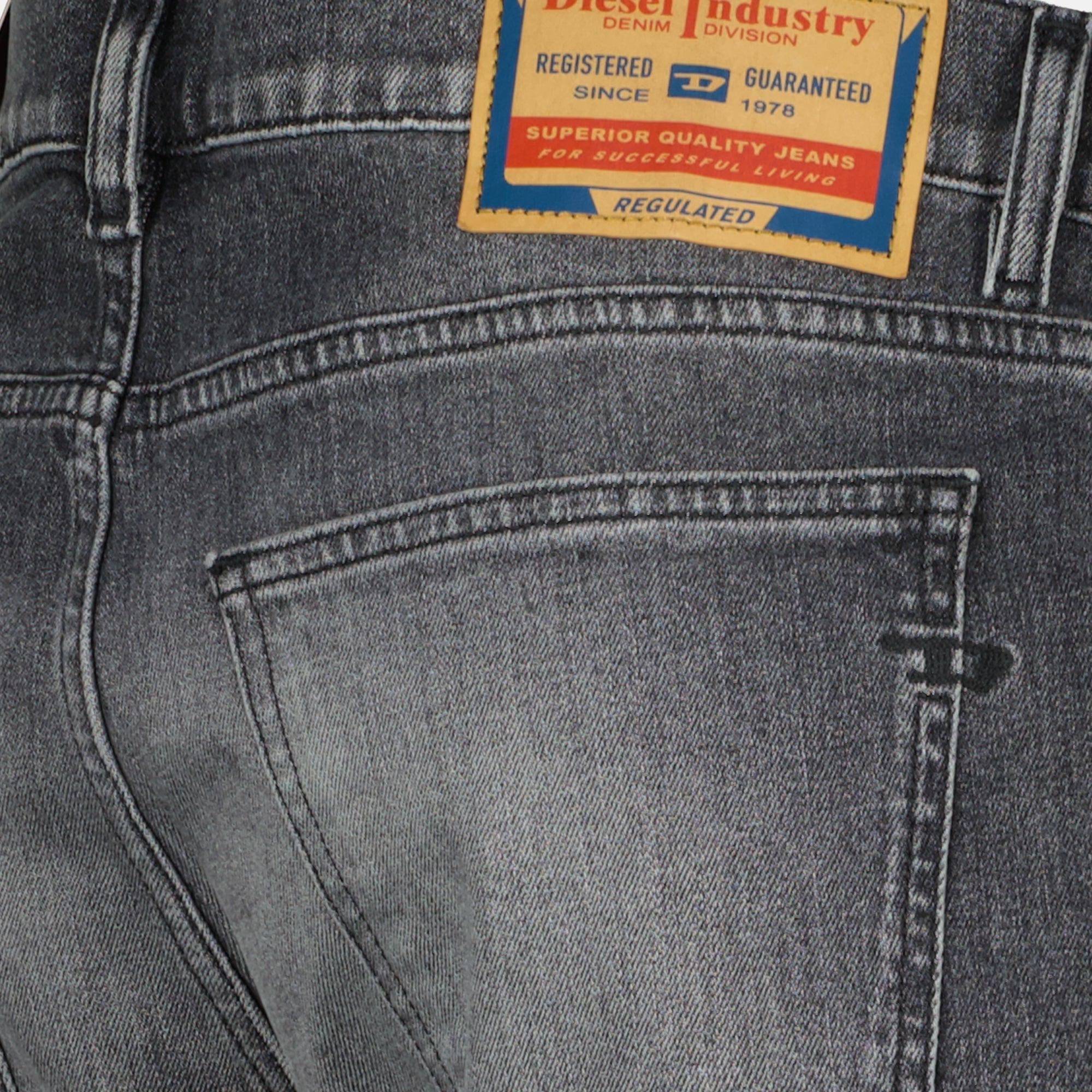 Image de l'article Jean D-Strukt 2019 L.34 gris de la marque Diesel pour Homme - Saison Automne-Hiver 2025 - Vue détaillée_1