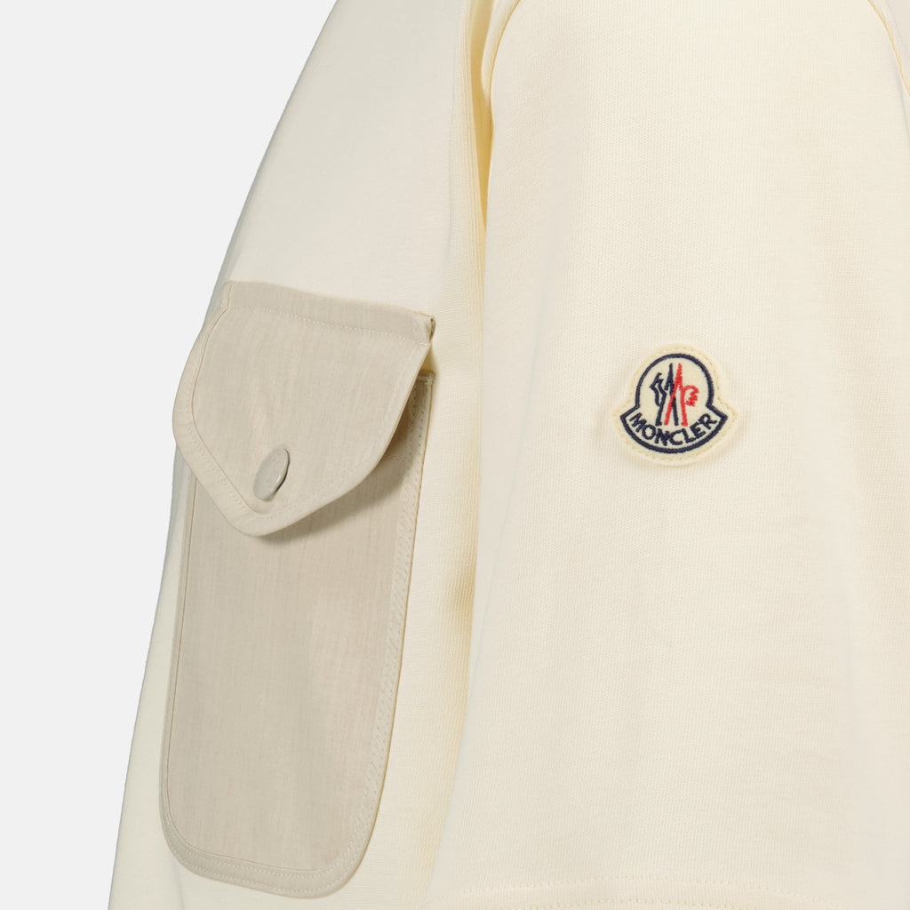 Moncler 브랜드의 남성용 로고와 포켓이 있는 베이지색 티셔츠 이미지 - 2026년 봄 여름 - 상세 보기 1