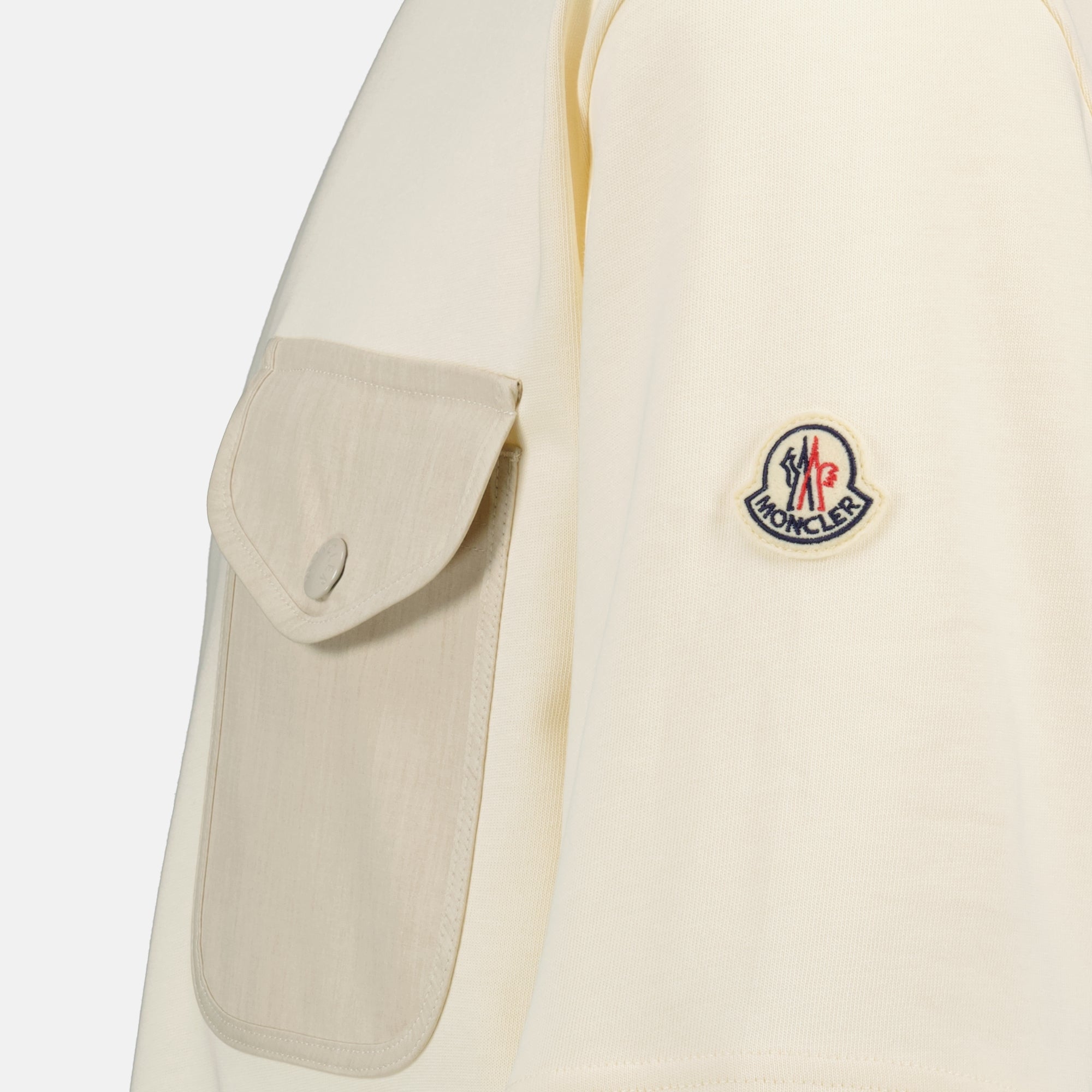Moncler 브랜드의 남성용 로고와 포켓이 있는 베이지색 티셔츠 이미지 - 2026년 봄 여름 - 상세 보기 1