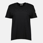 女性用モンクレールブランドの黒い刺繍入りロゴTシャツの画像 - 2026年春夏シーズン - 前面ビュー