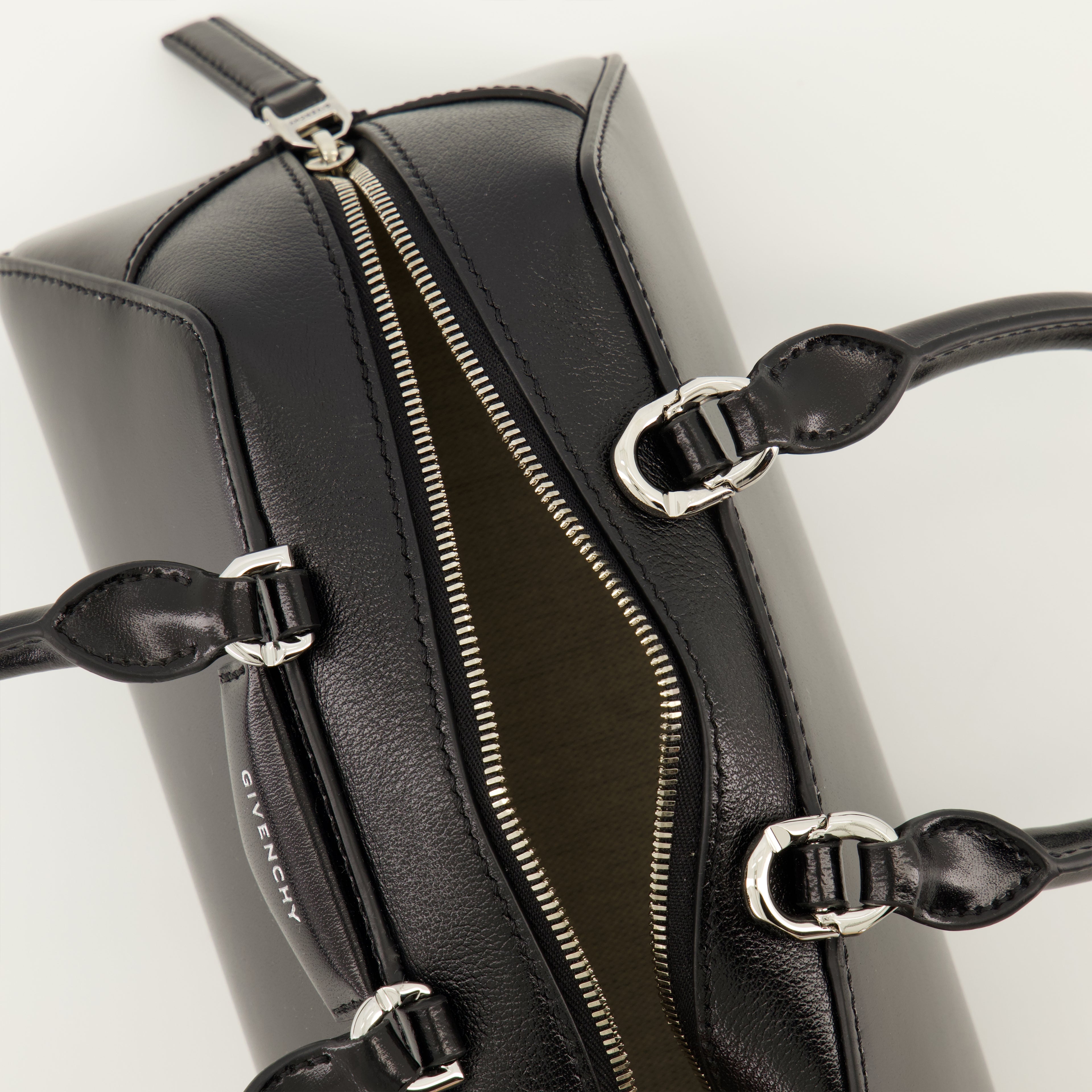 Bild der Givenchy Antigona East-West Mini-Tasche für Frauen - Herbst-Winter 2025 Saison - Detailansicht 3