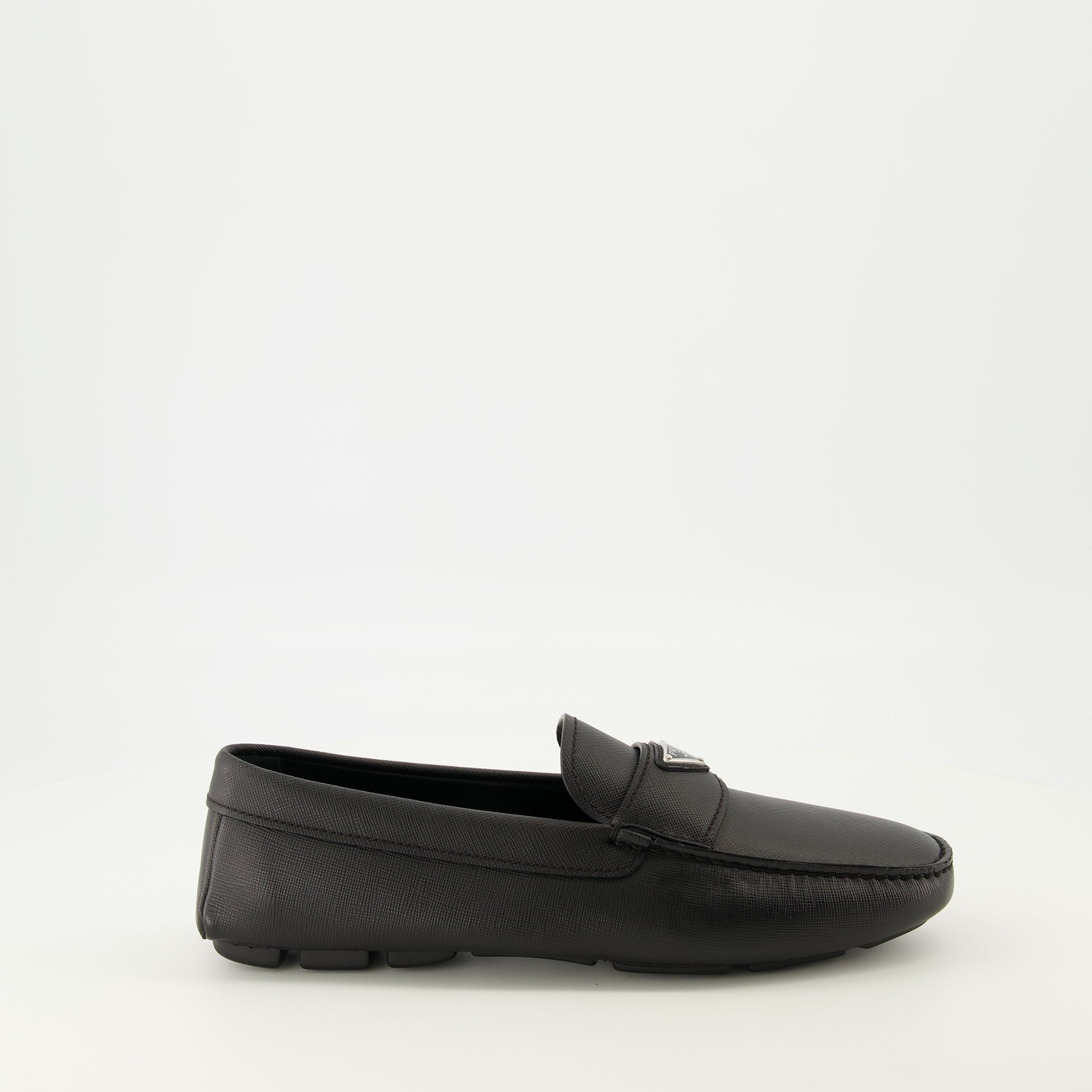 Imagen de los mocasines de cuero negro de la marca Prada para Hombre - Temporada Primavera-Verano 2026 - Vista lateral derecha