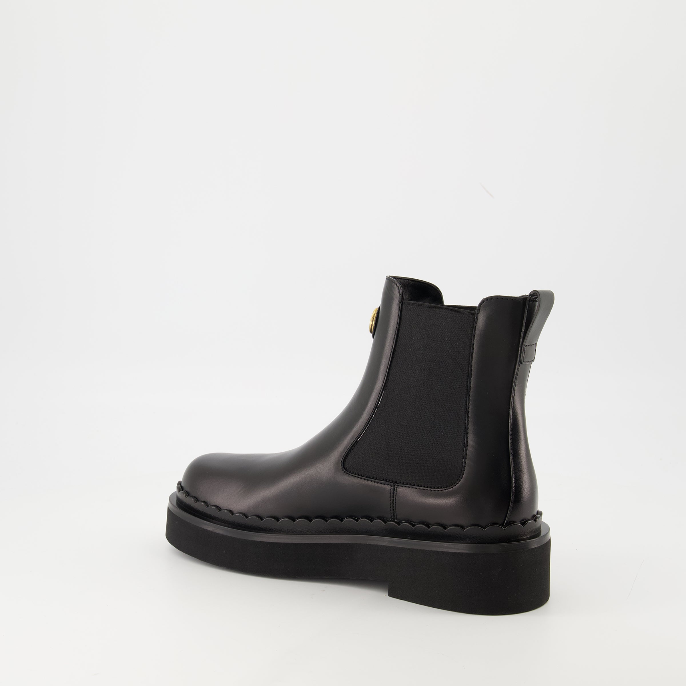 Image de l'article Bottines Beatle de la marque Valentino Garavani pour Femme - Saison Automne-Hiver 2025 - Vue trois quarts arrière droite