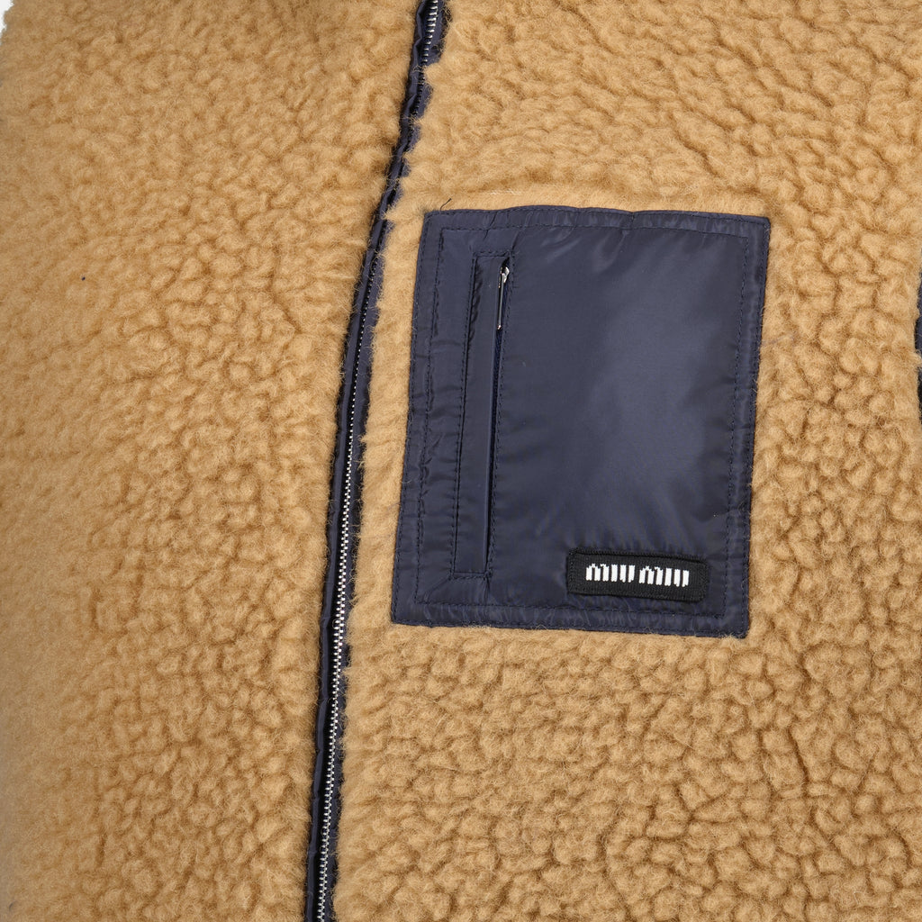 Image de l'article Veste sans manches en teddy marron de la marque Miu Miu pour Femme - Saison Printemps-Été 2026 - Vue détaillée_1