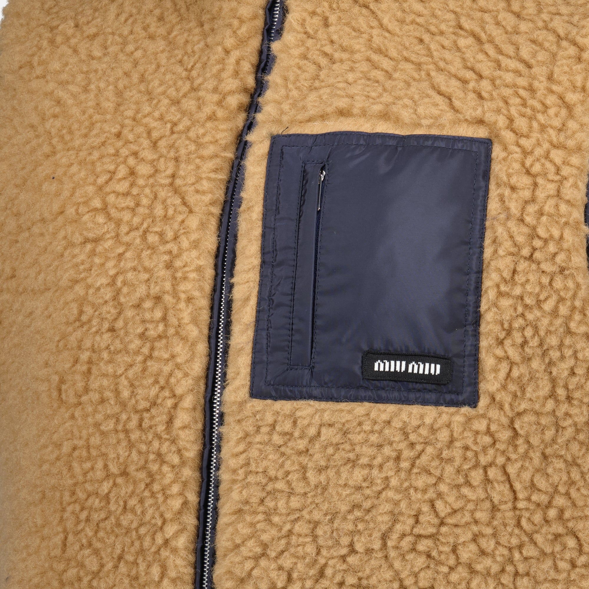 Image de l'article Veste sans manches en teddy marron de la marque Miu Miu pour Femme - Saison Printemps-Été 2026 - Vue détaillée_1