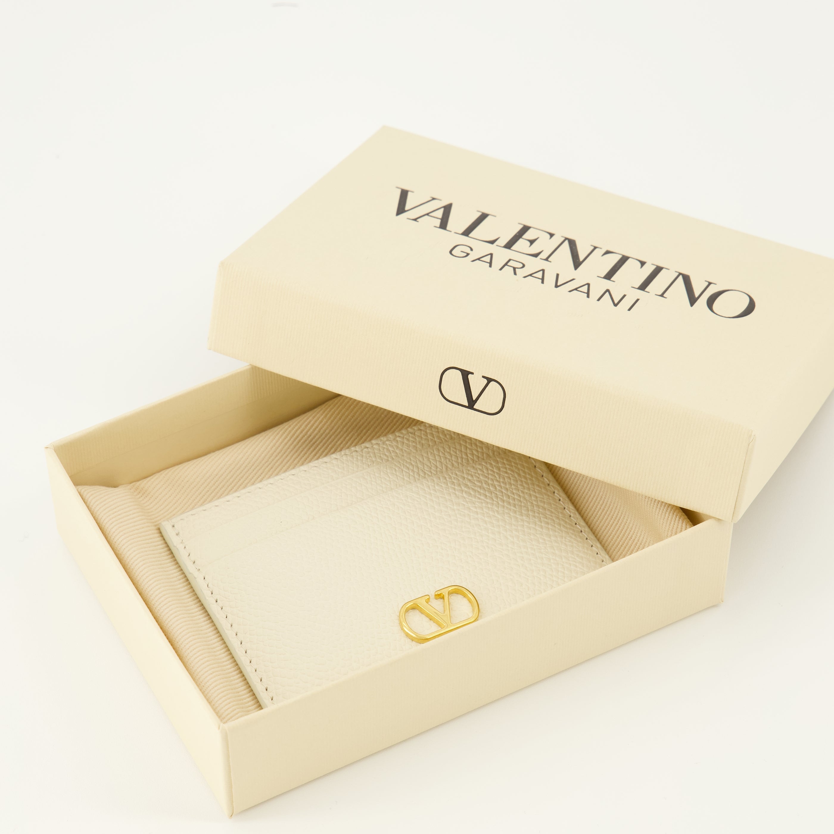 Image de l'article Porte-cartes Vlogo beige de la marque Valentino Garavani pour Femme - Saison Printemps-Été 2026 - Vue détaillée_3