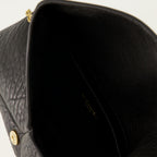 Imagen del clutch pequeño Cassandre de cuero negro de la marca Saint Laurent para Mujer - Temporada Primavera-Verano 2026 - Vista Detallada_3