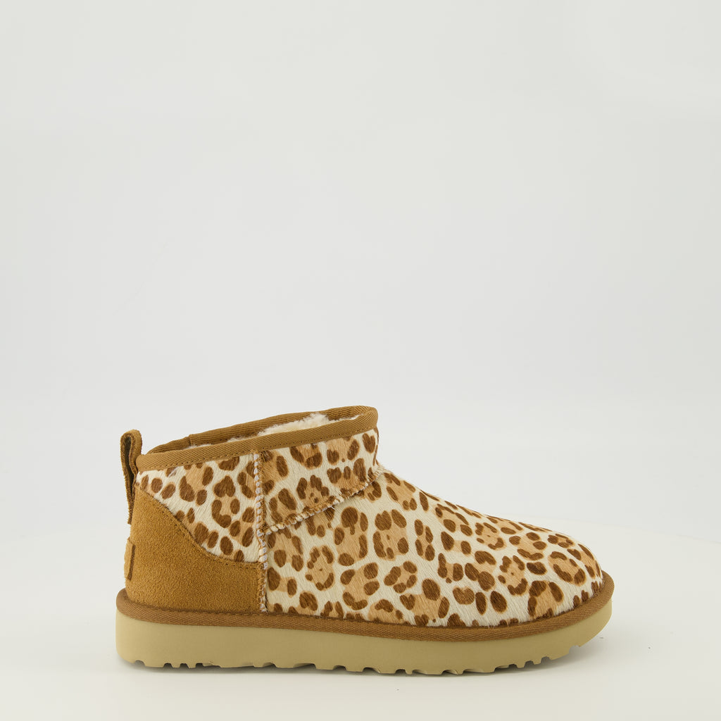 Imagem das botinas Classic Ultra Mini II leopardo da marca Ugg para mulher - Temporada Primavera-Verão 2026 - Vista lateral direita
