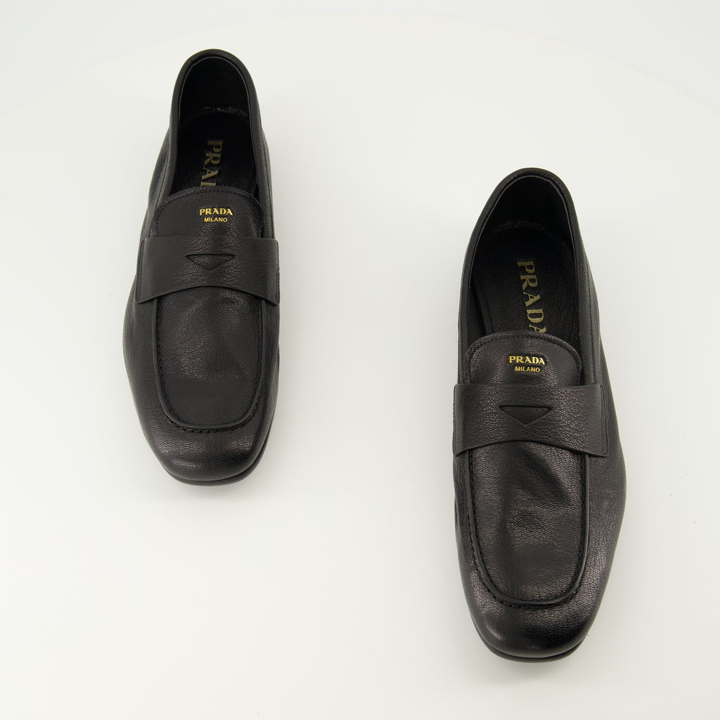 Imagen de los mocasines de cuero negro de la marca Prada para Hombre - Temporada Primavera-Verano 2026 - Vista superior del par de zapatos