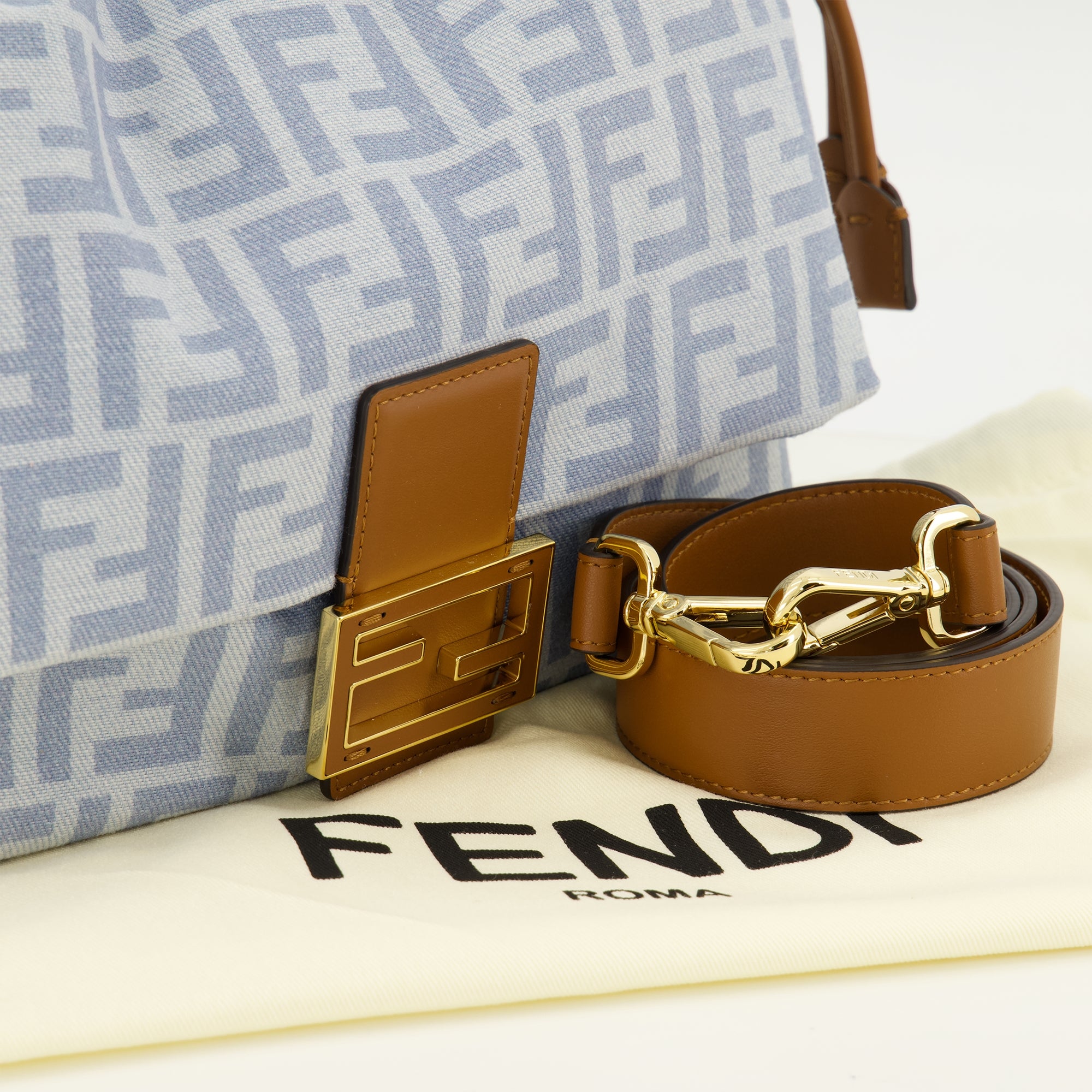 Sacs à main et épaule Baguette® 소프트 미디엄 백 in FF 데님과 가죽 Fendi Bleu Femme